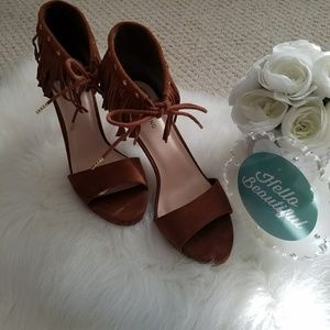 🌺 Fringe faux suede heels!